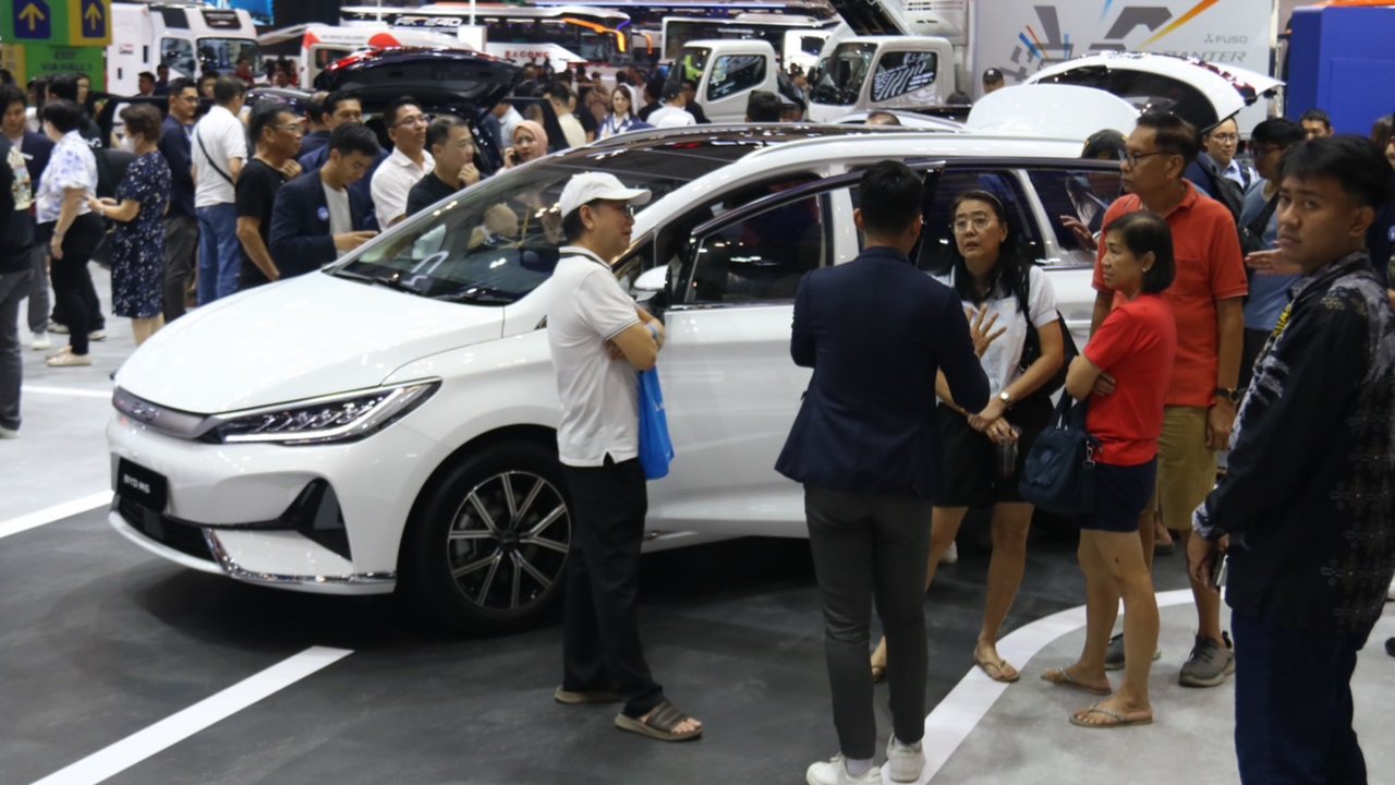 Antusias pengunjung GIIAS 2024 terhadap BYD M6.