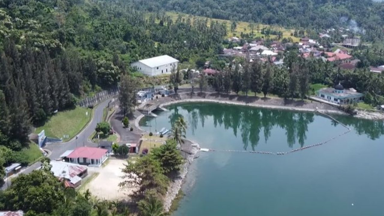 PLN Indonesia Power bersama ACWA Power akan membangun Pembangkit Listrik Tenaga Surya (PLTS) terapung terbesar di Sumatera berkapasitas 50 MW di Danau Singkarak, Sumatera Barat, yang ditargetkan beroperasi pada 2027.