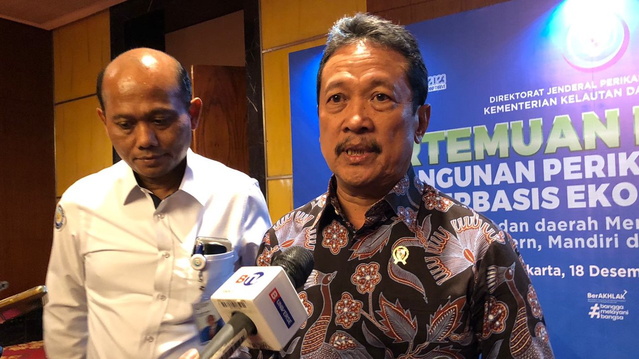 Menteri Kelautan dan Perikanan Sakti Wahyu Trenggono (KKP) saat ditemui usai Rapat Koordinasi Penanganan Sampah Laut di Pulau Bali, di Jimbaran, Kabupaten Badung, Bali
