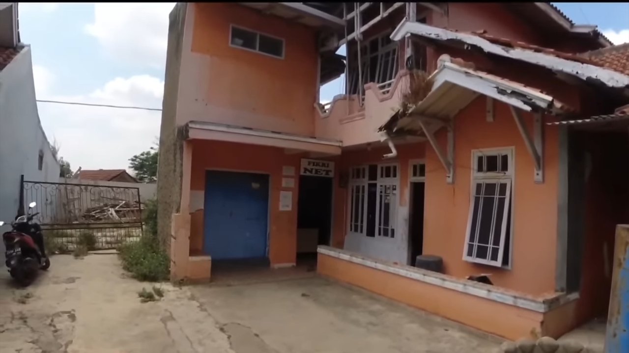 Penuh Kenangan, Potret Rumah Sule Terbengkalai Akan Dijual