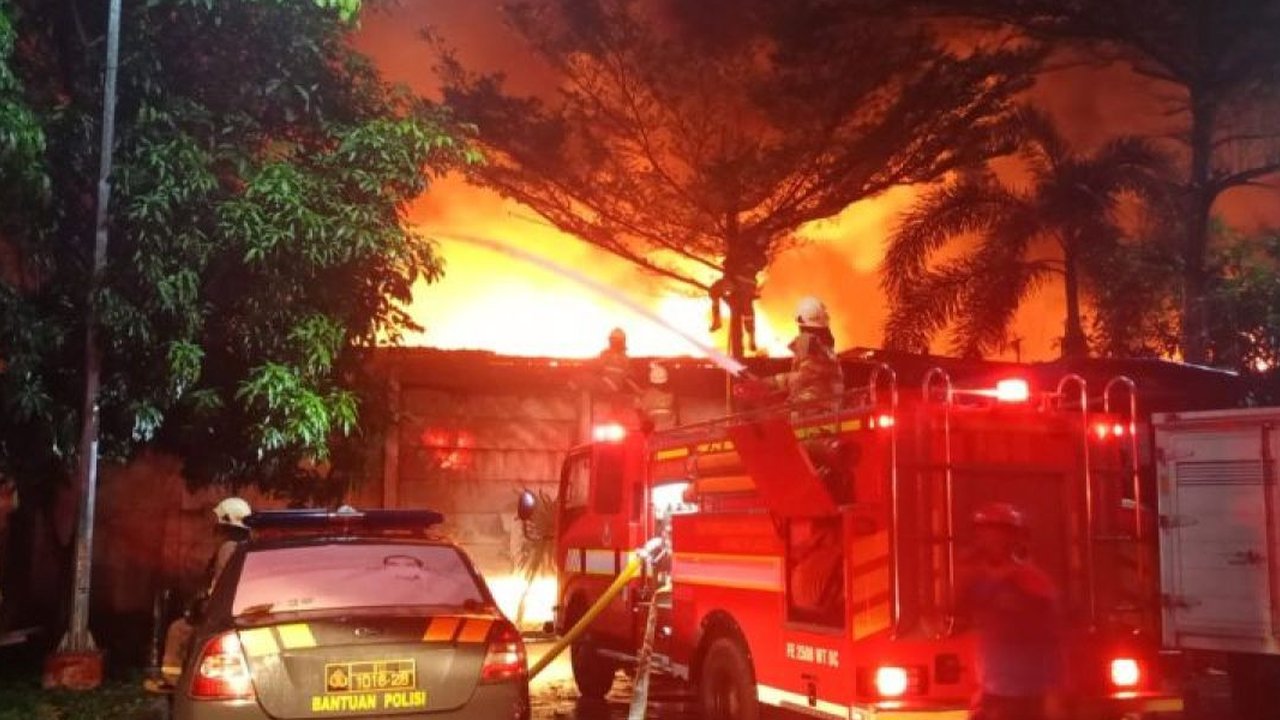 Rumah yang berada di kawasan padat penduduk di Jalan Kemayoran Gempol RT 07/RW 08, Kemayoran, Jakarta Pusat, terbakar, pada Selasa dini hari.Informasi yang ...