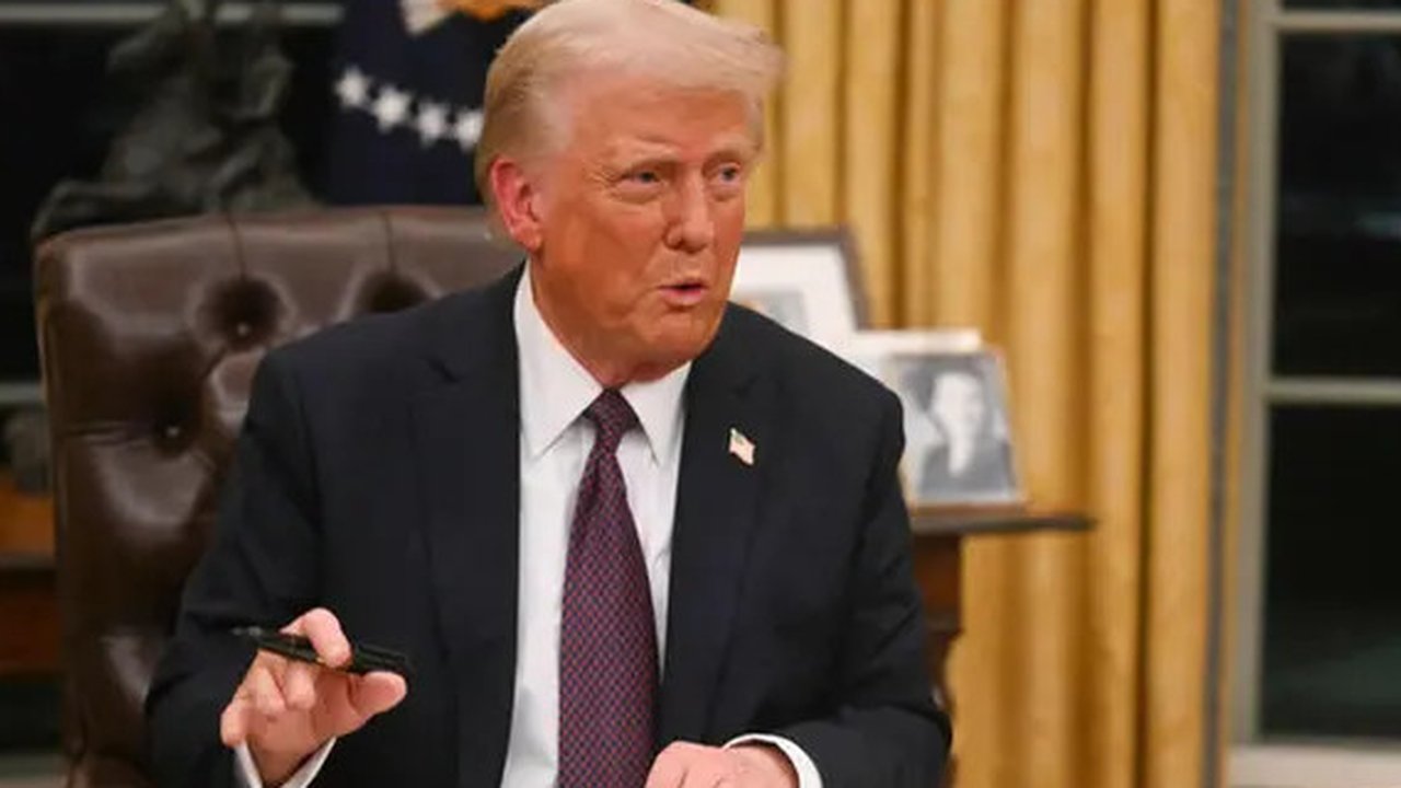 Presiden ke-47 AS Donald Trump menandatangani sejumlah perintah eksekutif setelah dilantik. (AFP)