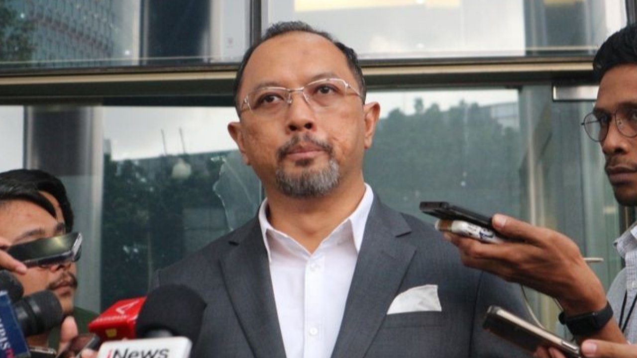 Advokat Donny Tri Istiqomah diperiksa KPK sebagai saksi terkait kasus suap Harun Masiku, termasuk dugaan keterlibatan Sekjen PDI-P Hasto Kristiyanto dalam perintangan penyidikan.