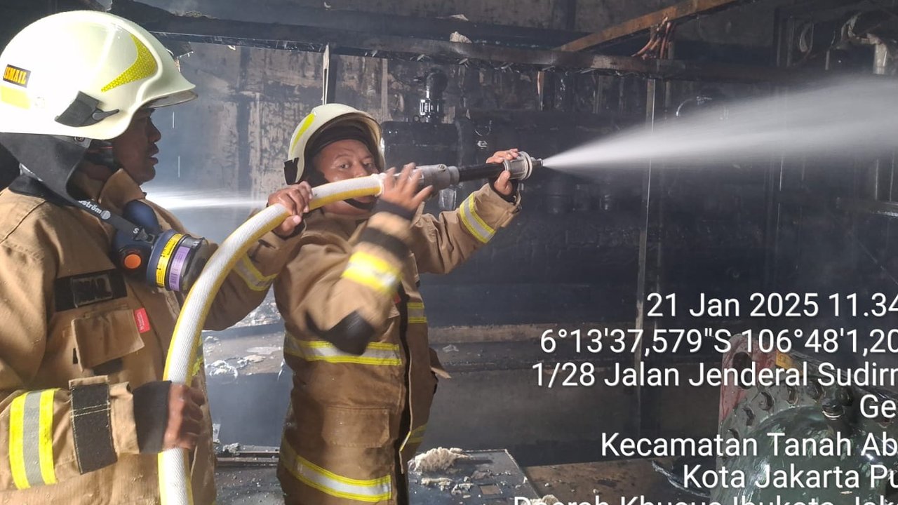 Pemadaman kebakaran di Jalan Jenderal Sudirman
