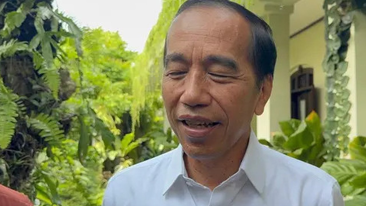 Jokowi juga melakukan sesi foto bersama Shin Tae-yong dan sejumlah pemain skuad Garuda. (Bola.com/M Iqbal Ichsan)