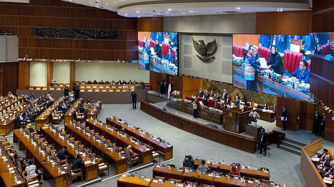 DPR RI resmi mengesahkan Undang-Undang Kesehatan. Paripurna digelar di ruang rapat paripurna DPR di Kompleks Parlemen pada Selasa (11/7/2023) dan dipimpin oleh Ketua DPR Puan Maharani.