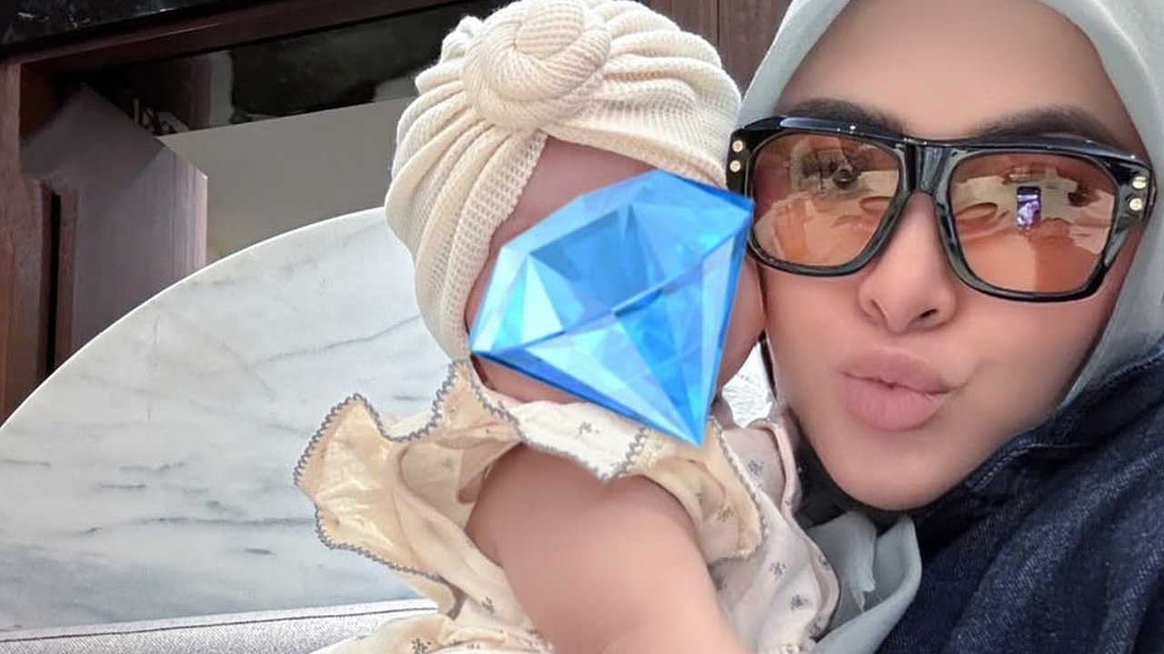 Penampilan Anak Syahrini Princess R Pakai Turban Bikin Gemas