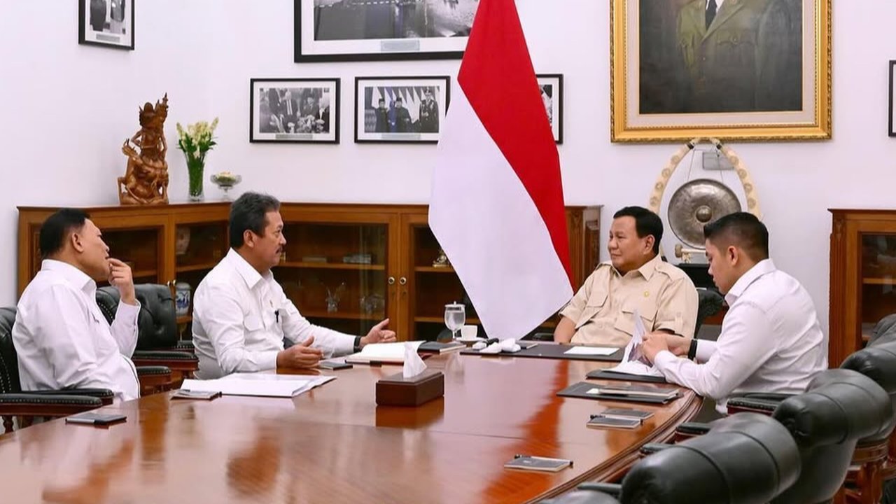 Menteri KKP, Sakti Wahyu Trenggono, mengungkapkan bahwa pagar laut ilegal di Tangerang dibangun secara terstruktur untuk menahan abrasi dan berpotensi menjadi daratan, kini telah dibongkar atas arahan Presiden.