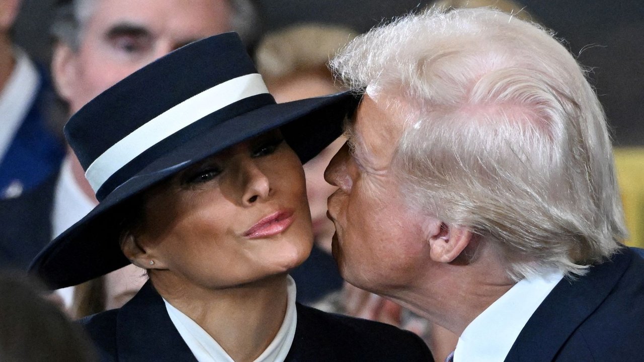 Momen Donald Trump Mau Cium Istri tapi Terhalang Topi.
