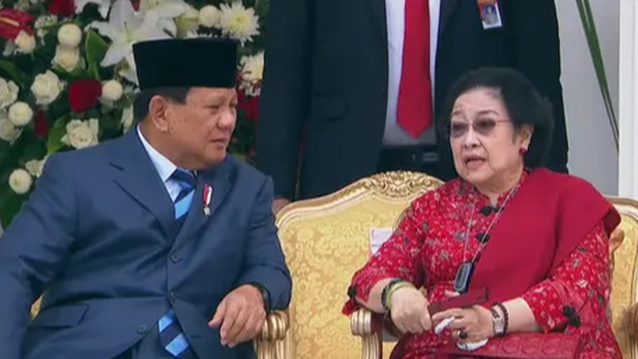 Ketua Umum PDIP, Megawati Soekarnoputri (kiri) tertawa bersama Ketua Umum Partai Gerindra, Prabowo Subianto usai melakukan pertemuan dan makan siang bersama di kediaman Megawati di Jalan Teuku Umar, Jakarta, Rabu (24/7/2019). (Liputan6.com/Helmi Fithriansyah)