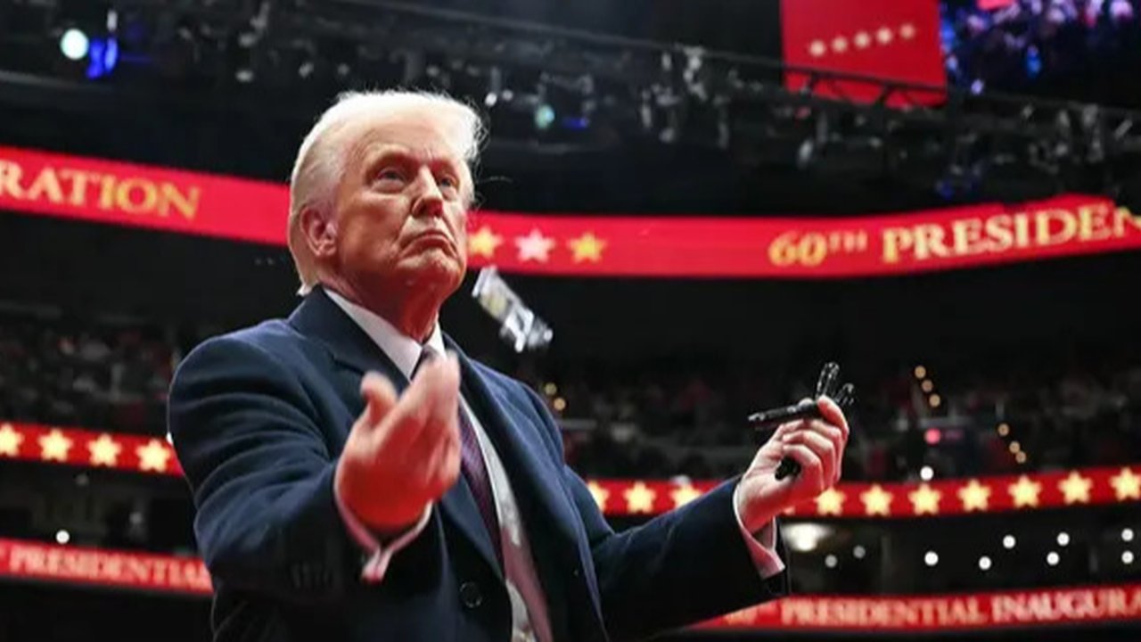 CEO Google Sundar Pichai (kiri) dan CEO Tesla, SpaceX dan X, Elon Musk, menghadiri pelantikan Presiden ke-47 Amerika Serikat, Donald Trump, di US Capitol Rotunda, Washington DC, pada 20 Janua