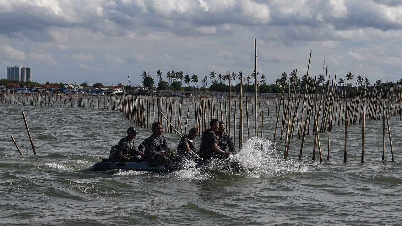 Personel Kopaska TNI AL membongkar pagar laut yang terpasang di kawasan pesisir Tanjung Pasir, Kabupaten Tangerang, Banten, Sabtu (18/1/2025). Sebanyak 600 personel TNI AL dan para nelayan Tanjung Pasir membongkar pagar laut tanpa izin dengan target penyelesaian selama 10 hari dengan jarak sepanjang 30,16 km
foto: merdeka.com/ arie basuki