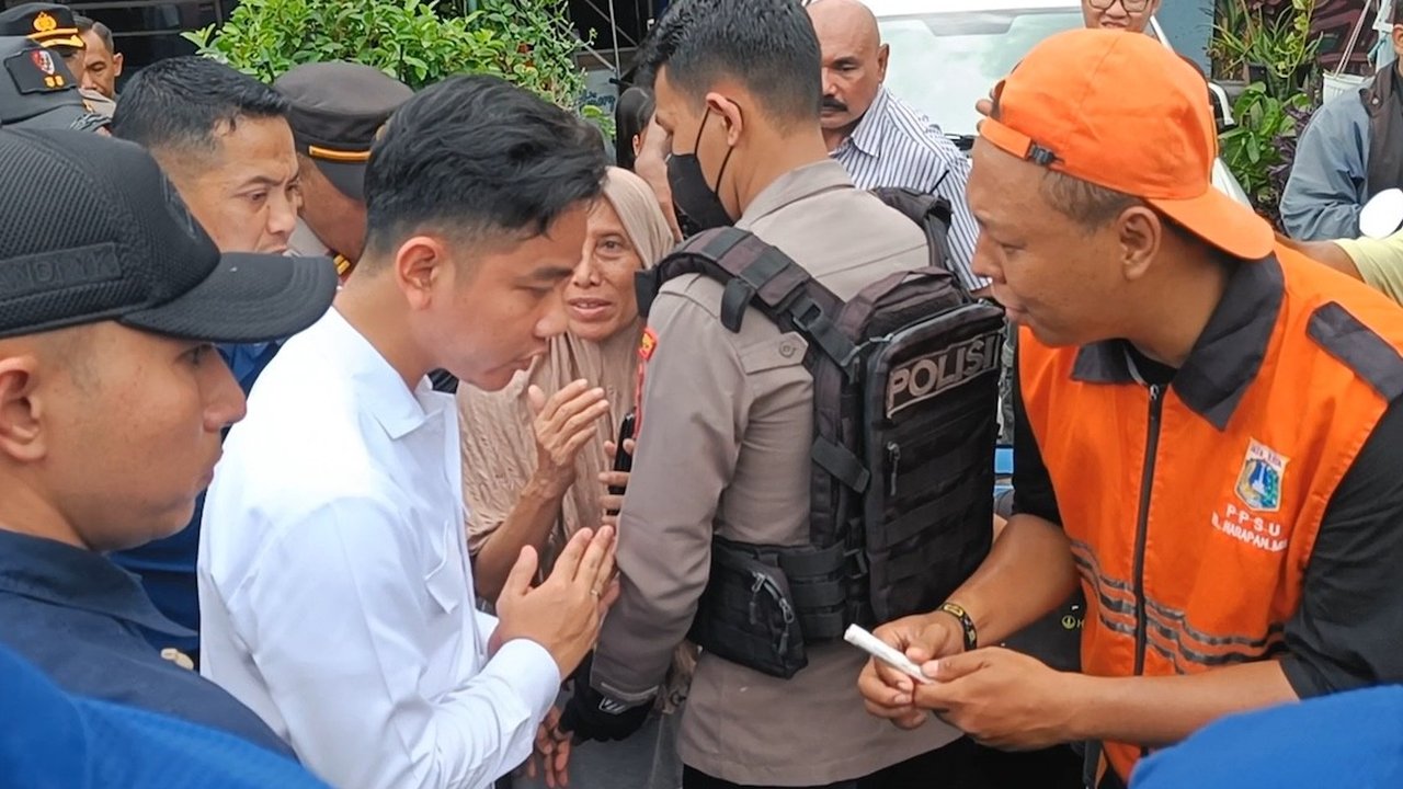 Gibran Bagi-Bagi Mainan ke Anak-Anak Korban Kebakaran di Kemayoran