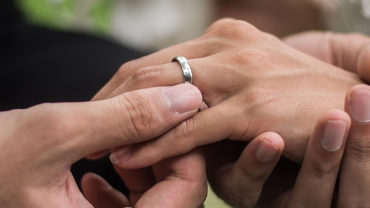 Apa Itu 'Lavender Marriage' yang Viral Dikaitkan Dengan Isu Pernikahan Pasangan Artis?
