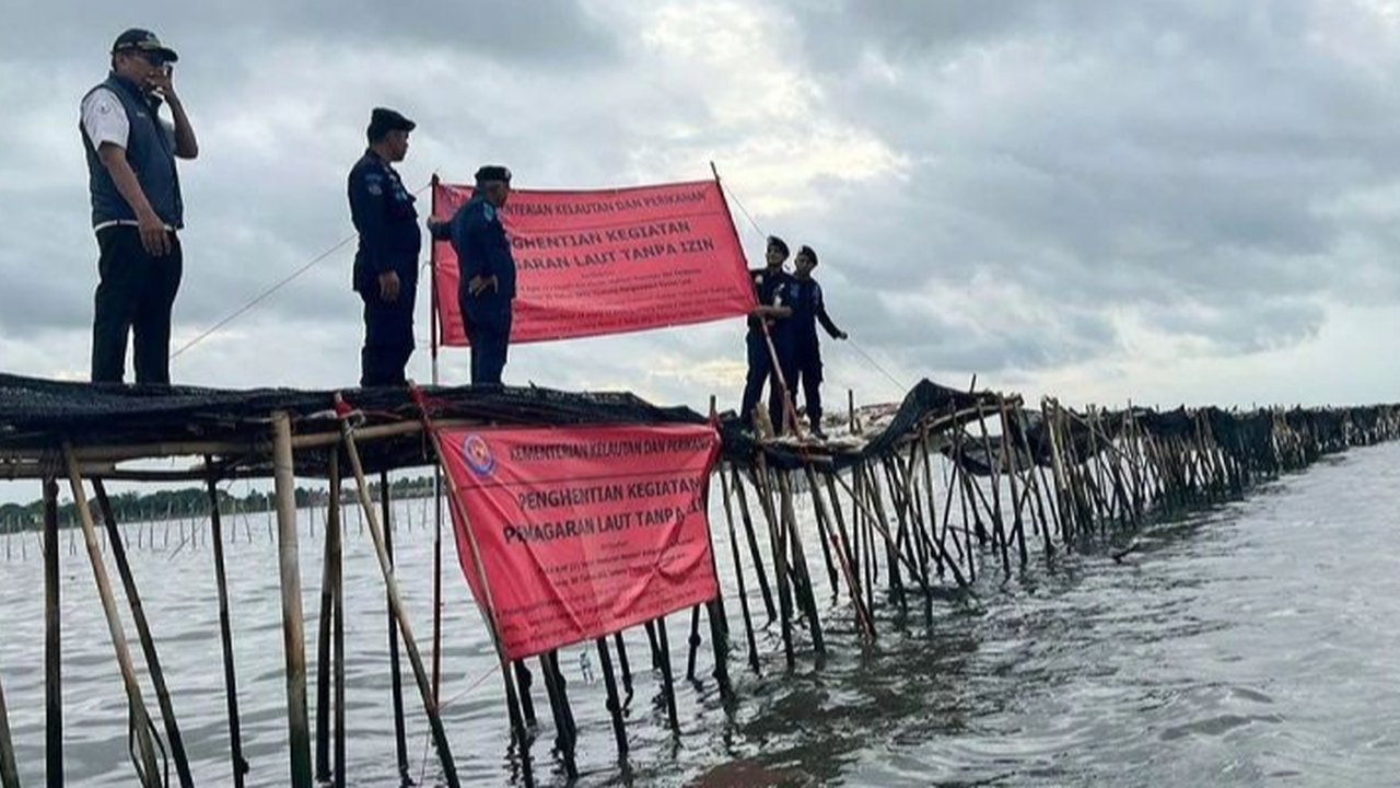 Kementerian Kelautan dan Perikanan (KKP) menghentikan pemasangan pemagaran laut di Kabupaten Tangerang, Banten. (Liputan6.com/ Pramita Tristiawati)