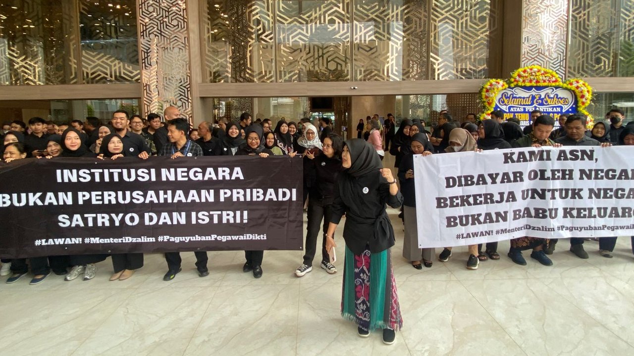 ASN Demo Mendiktisaintek Satryo Soemantri