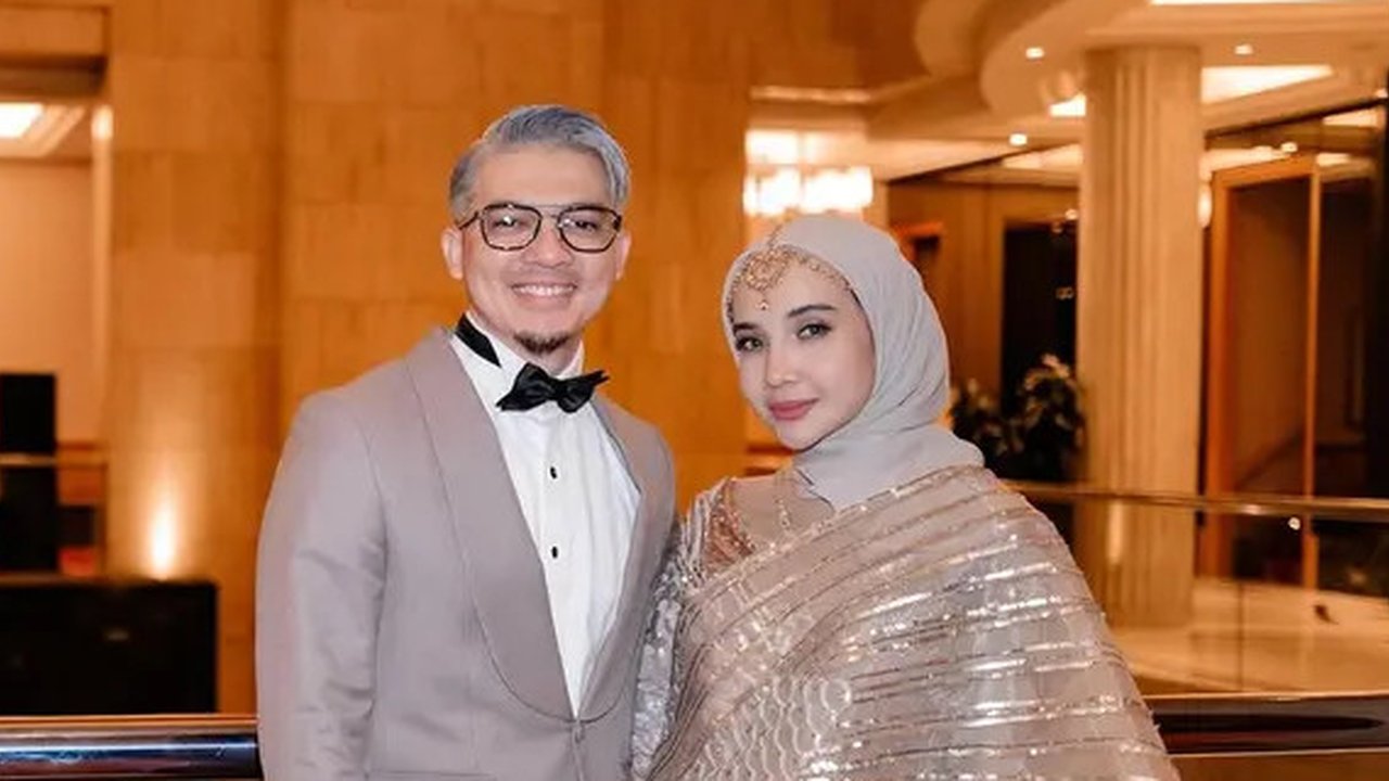 Irwansyah kondangan dengan gaya rambut baru berwarna silver. (sumber: Instagram/zaskiasungkar15/juragan_99)