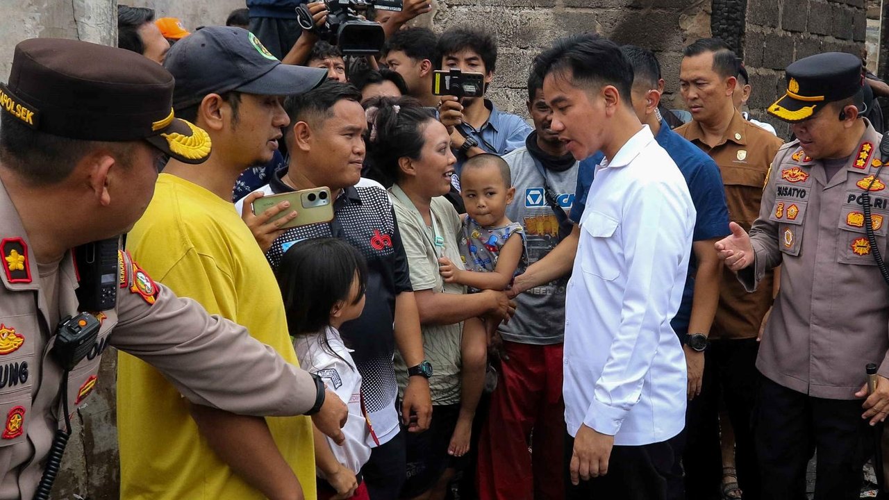 Gibran tinjau kebakaran di Kemayoran.