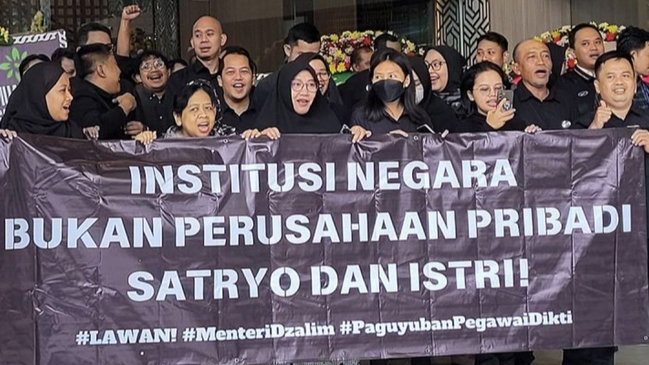 Istana Kepresidenan menunggu hasil dialog internal Kemdikbudristek terkait pemberhentian mendadak seorang pegawai, Neni Herlina, yang memicu aksi damai ASN Kemdikbudristek; pihak istana optimis masalah dapat diselesaikan secara internal.