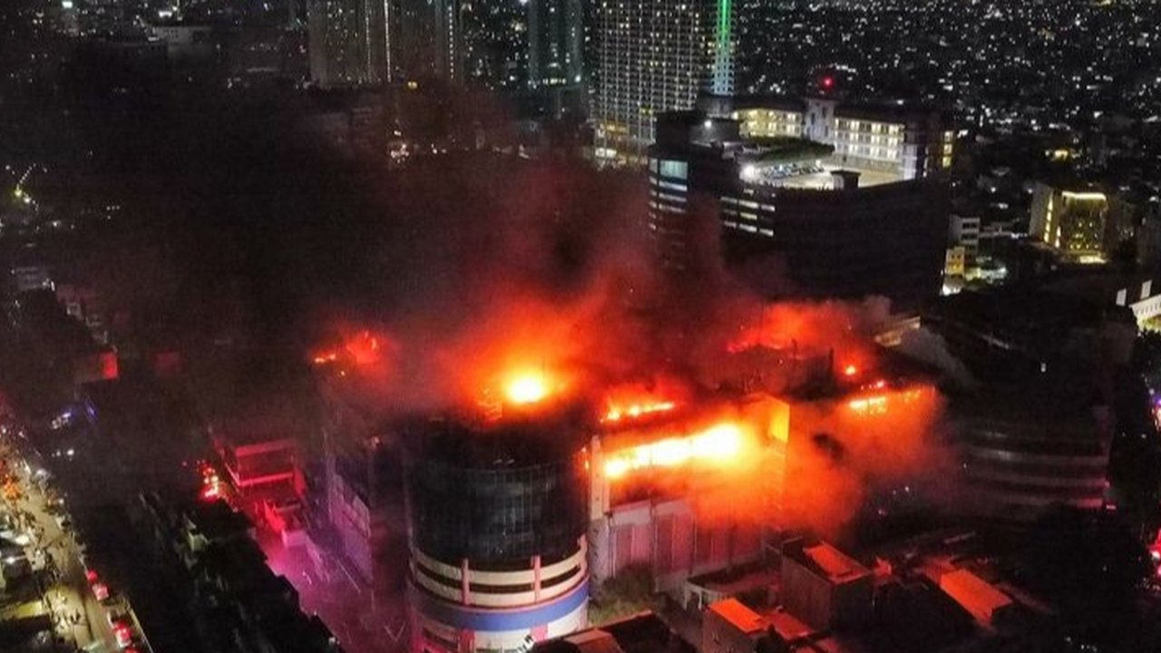 Kebakaran di Glodok Plaza, Jakarta, pada 15 Januari 2024, menghanguskan buku tamu lantai 8, menghambat identifikasi korban dan membuat 14 orang dinyatakan hilang, sementara 8 jenazah telah ditemukan.