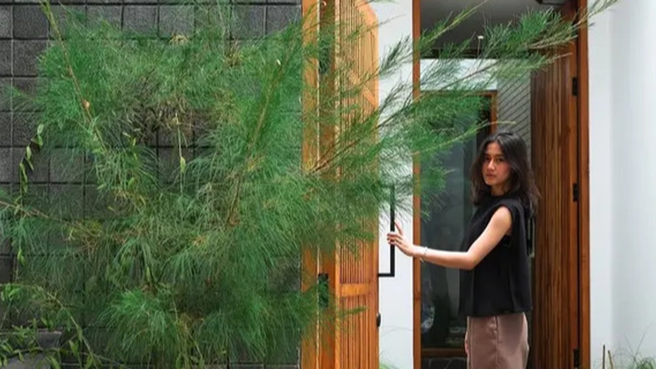 Potret rumah baru Keisya Levronka bergaya Jepang dengan ornamen kayu yang estetik. (sumber: Instagram/keisyalevronka)