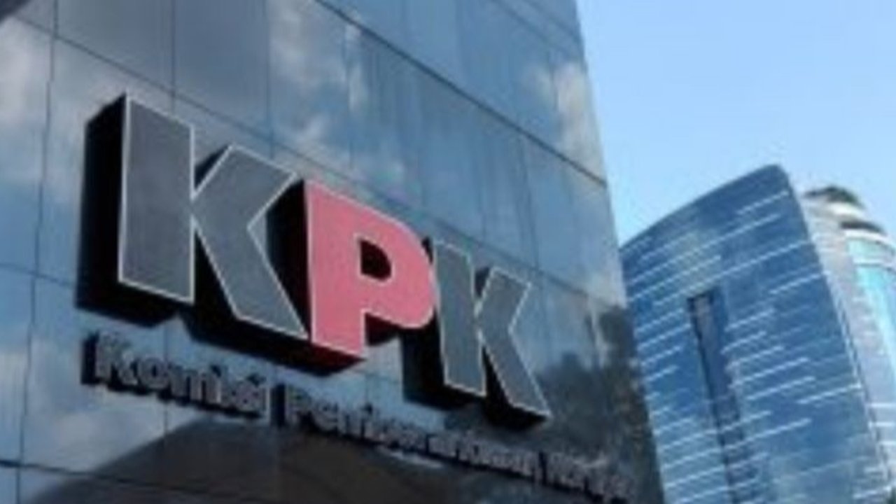 Mantan Bupati Jepara, Dian Kristiandi, diperiksa KPK terkait dugaan korupsi berupa pemberian kredit fiktif di Bank Jepara Artha pada 2022-2024, bersama beberapa saksi lainnya.