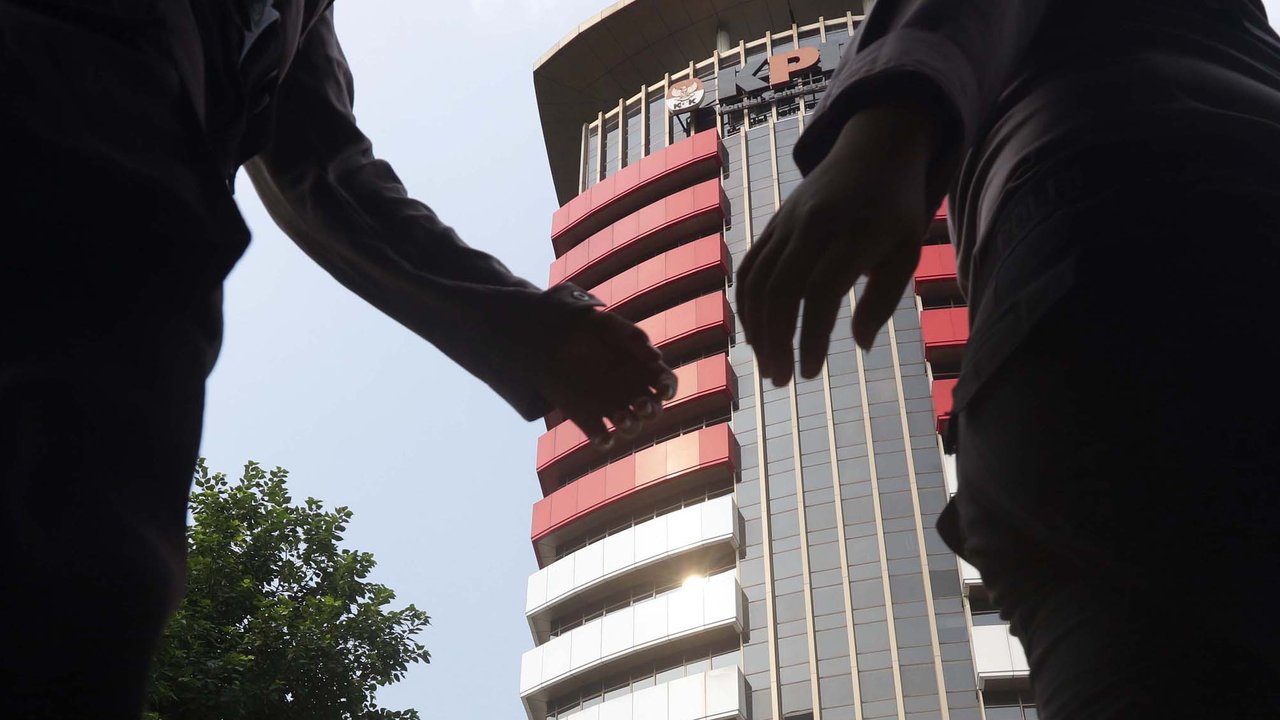 Petugas dari kepolisian melintas di sekitar Gedung Merah Putih KPK, Jakarta, Selasa (1/6/2021). Pengamanan gedung KPK dan sekitarnya diperketat terkait upacara pelantikan pegawai KPK menjadi Aparatur Sipil Negara. (Liputan6.com/Helmi Fithriansyah)