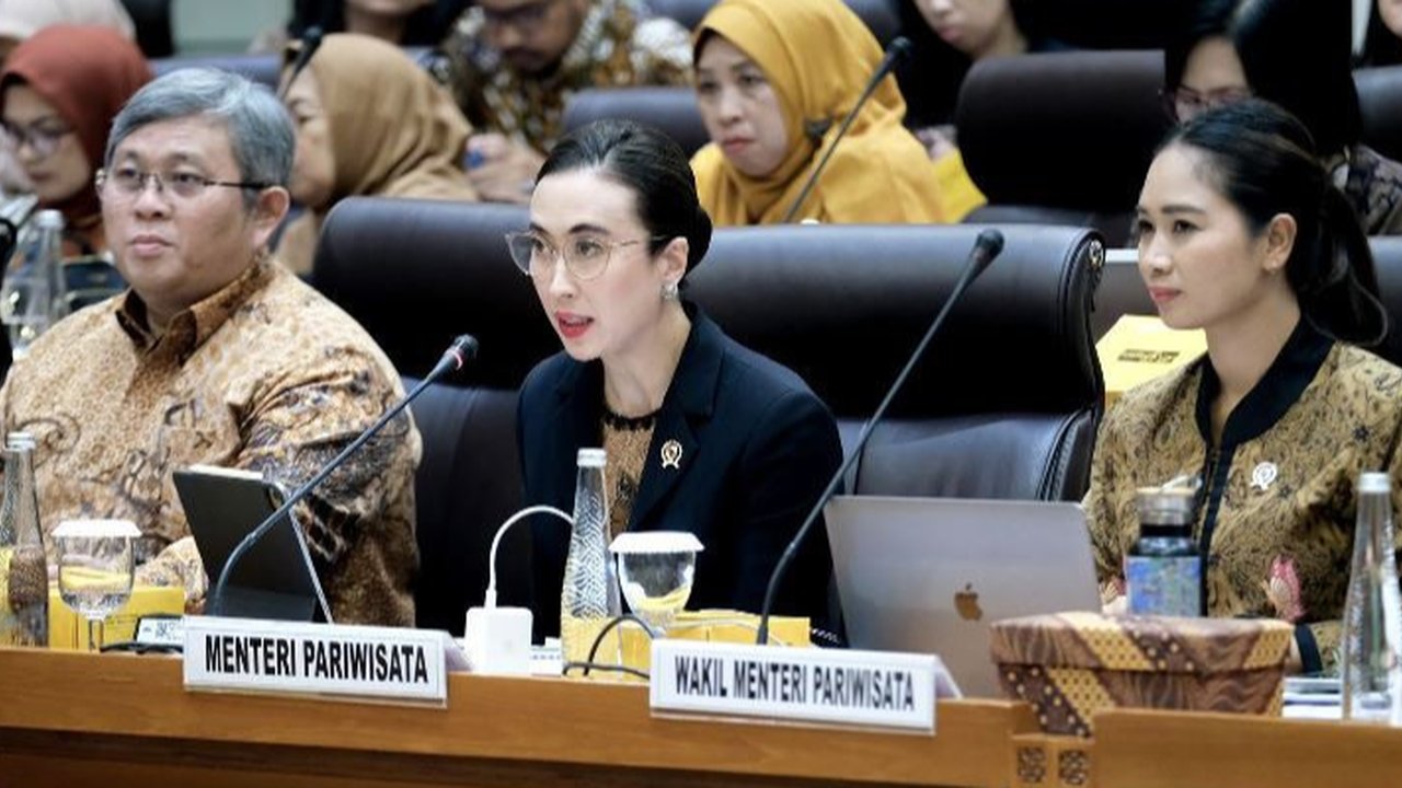 <p>Menpar Widiyanti Putri Wardhana bersama Wamenpar Ni Luh Puspa beserta jajaran pejabat Kemenpar dalam rapat kerja Komisi VII DPR RI, 20 November 2024.  foto: Kemenpar</p>