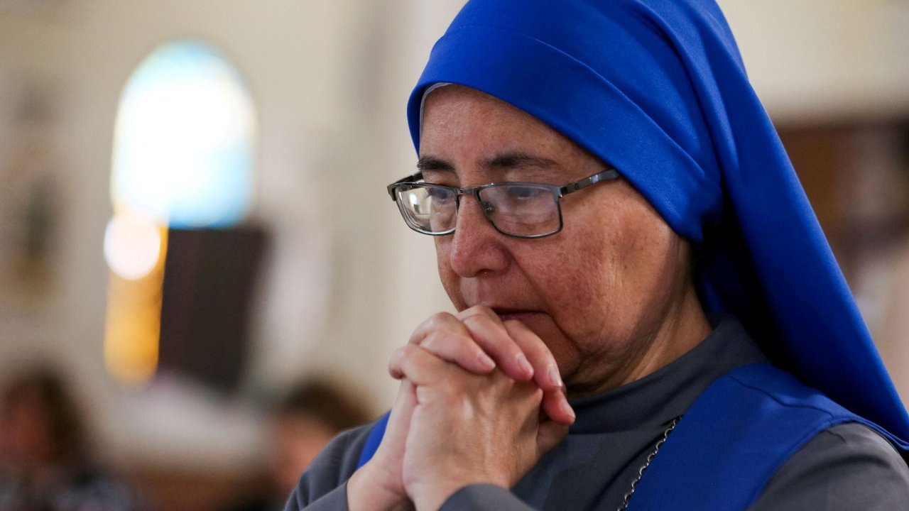 Umat ​​Kristen Palestina mengambil bagian dalam misa Paskah di Gereja Keluarga Kudus di tengah perayaan yang hening, saat konflik antara Israel dan Hamas masih berlanjut, di Kota Gaza, Minggu 31 Maret 2024.