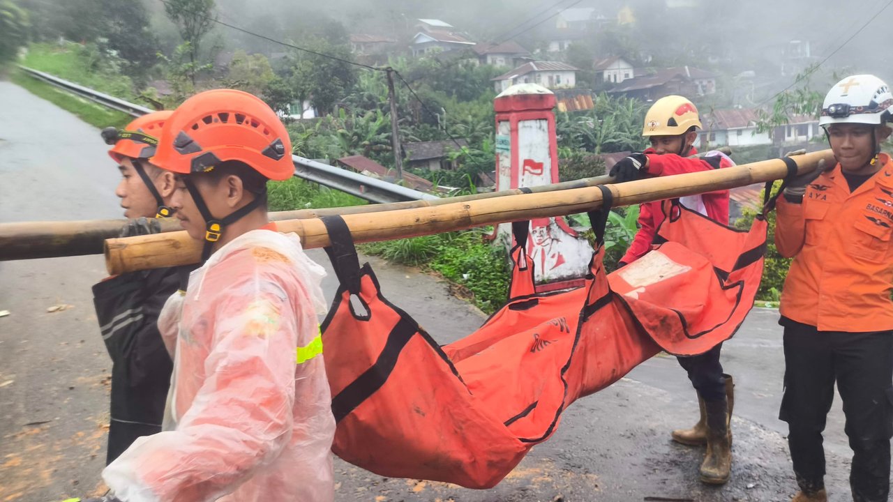 Pencarian Korban Banjir Bandang di Pekalongan