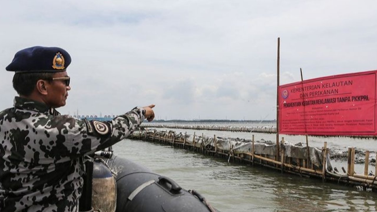 TNI Angkatan Laut bersama warga Tanjung Pasir, Tangerang membongkar pagar laut ilegal pada Sabtu, 18 Januari 2024,  atas perintah langsung Danlantamal III Jakarta untuk mengamankan wilayah perairan.