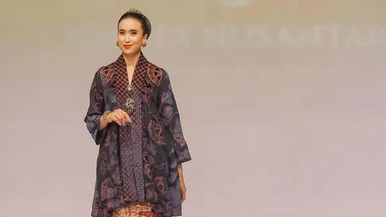 Menpar Widiyanti Putri Wardhana berkebaya di landasan pacu untuk show desainer Oscar Lawalata. (dok. Instagram @widi.wardhana/https://www.instagram.com/widi.wardhana/p/C0wopxlPXvW/)