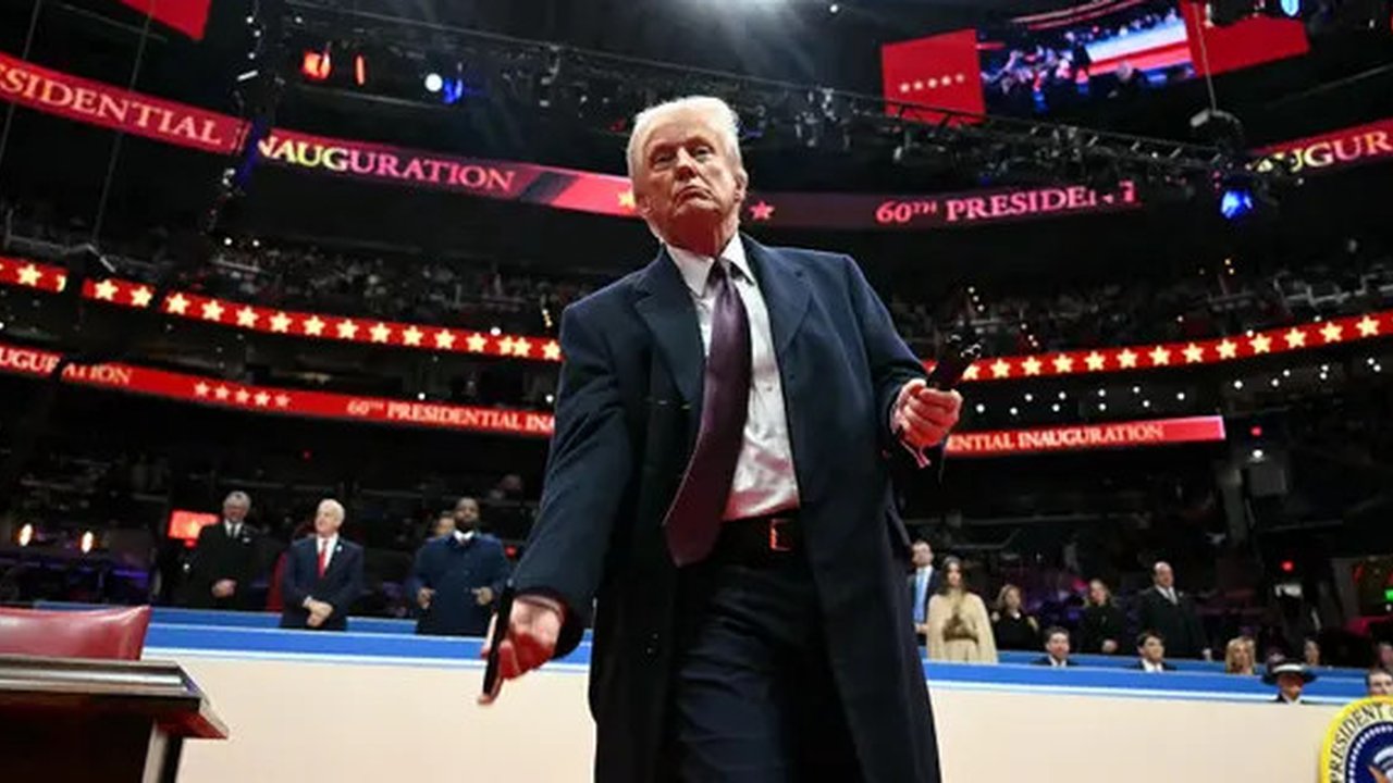 Donald Trump berpidato usai pelantikannya sebagai presiden ke-47 Amerika Serikat. Inaugurasi Trump berlangsung di Rotunda di Gedung Capitol, Washington DC, Senin (20/1/2025). (Do