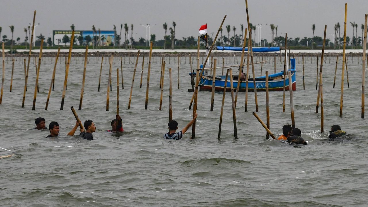 Pasukan TNI AL dan nelayan saat membongkar pagar laut di perairan Tanjung Pasir, Tangerang, Banten, pada Rabu (22/1/2024). Pembongkaran pagar laut ini melibatkan sebanyak 3.000 personel TNI AL, Kementerian Kelautan dan Perikanan (KKP), beserta nelayan.
