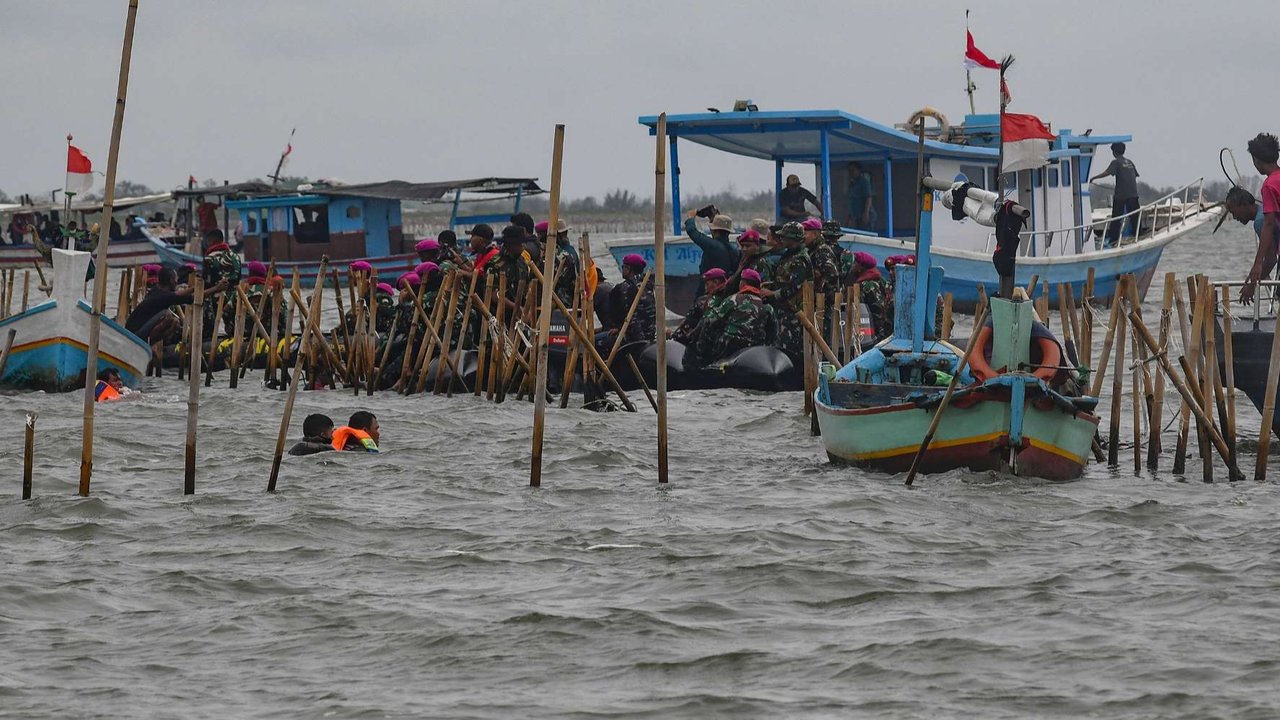 Pasukan TNI AL dan nelayan saat membongkar pagar laut di perairan Tanjung Pasir, Tangerang, Banten, pada Rabu (22/1/2024). Pembongkaran pagar laut ini melibatkan sebanyak 3.000 personel TNI AL, Kementerian Kelautan dan Perikanan (KKP), beserta nelayan.