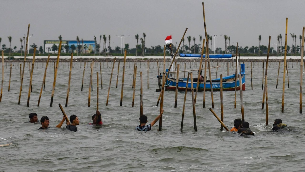 Pasukan TNI AL dan nelayan saat membongkar pagar laut di perairan Tanjung Pasir, Tangerang, Banten, pada Rabu (22/1/2024). Pembongkaran pagar laut ini melibatkan sebanyak 3.000 personel TNI AL, Kementerian Kelautan dan Perikanan (KKP), beserta nelayan.