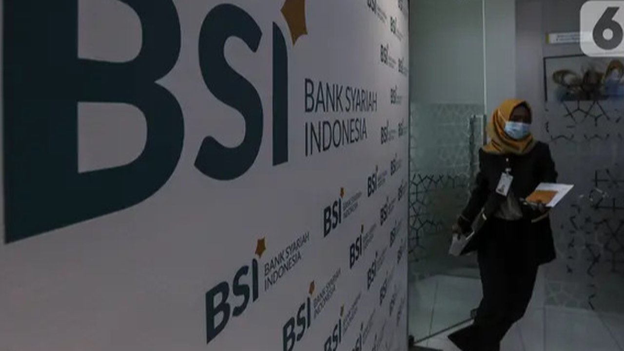 Aktivitas pekerja di kantor cabang Bank Syariah Indonesia, Jakarta Selasa (2/2/2021). PT Bank Syariah Indonesia Tbk (BSI) resmi beroperasi dengan nama baru mulai 1 Februari 2021. (Liputan6.co