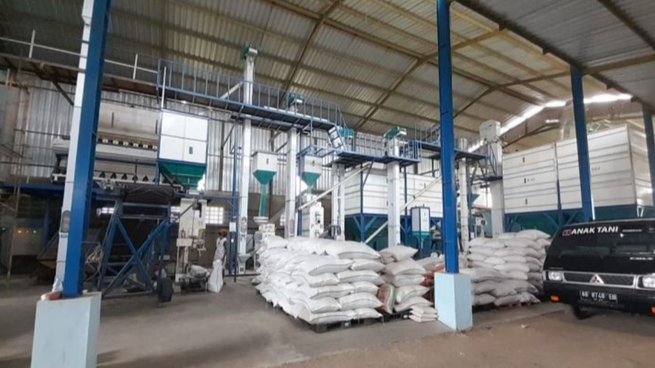 Dinas Pertanian, Pangan dan Perikanan Sleman melaporkan serapan beras Bulog baru mencapai 2 persen dari total produksi akibat harga gabah yang tinggi dan kendala kualitas.