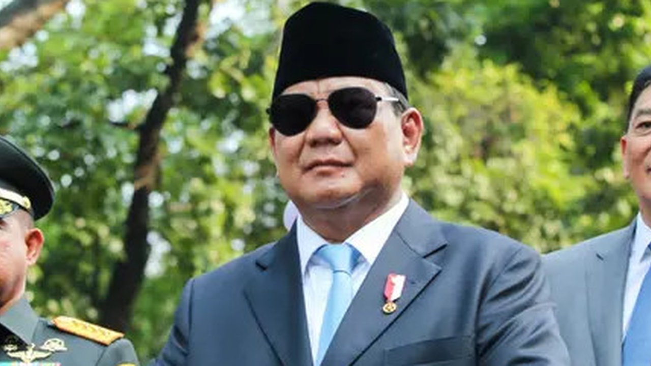 Presiden Prabowo Subianto (tengah) bersama Menteri Pertahanan (Menhan) Sjafrie Sjamsoeddin (kanan) dan Panglima TNI Jenderal Agus Subiyanto usai melaksanakan upacara acara serah terima jabata