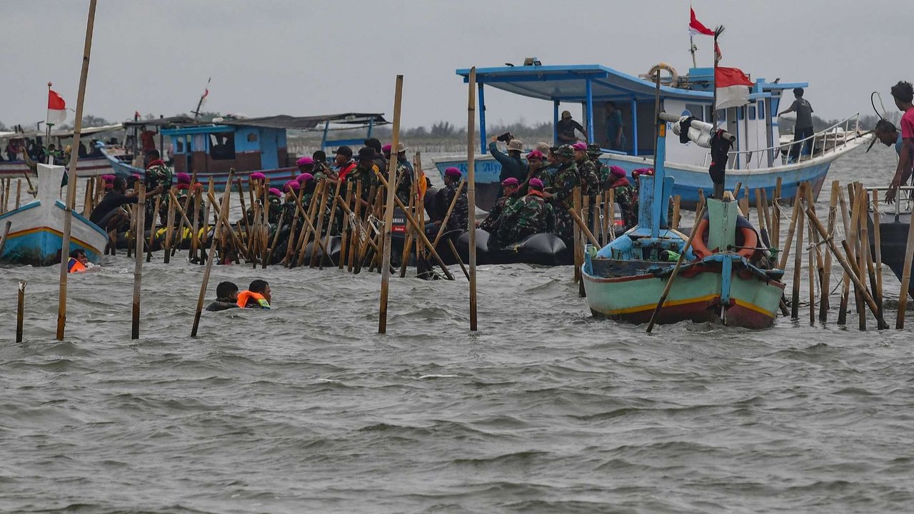 Pasukan TNI AL dan nelayan saat membongkar pagar laut di perairan Tanjung Pasir, Tangerang, Banten, pada Rabu (22/1/2024). Pembongkaran pagar laut ini melibatkan sebanyak 3.000 personel TNI AL, Kementerian Kelautan dan Perikanan (KKP), beserta nelayan.