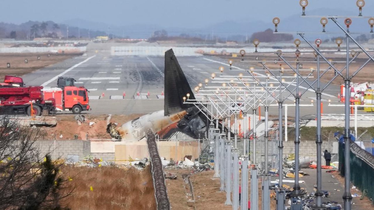 Petugas pemadam kebakaran dan penyelamat masih terus bekerja di dekat lokasi pesawat Jeju Air berjenis Boeing 737-800 yang jatuh dan terbakar di Bandara Internasional Muan, Provinsi Jeolla