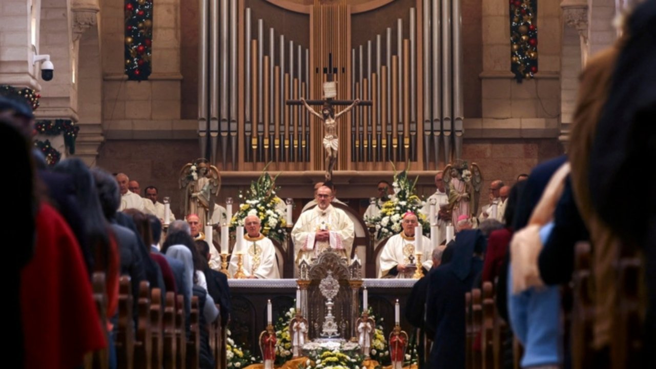 Uskup Agung Pierbattista Pizzaballa, pendeta Katolik terkemuka di Patriarkat Latin Yerusalem, memimpin umat di Betlehem dalam Misa pagi, Rabu (25/12) di Gereja Kelahiran, yang dibangun di tempat yang diyakini umat Kristen sebagai tempat kelahiran Yesus.