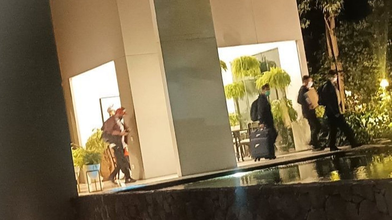 Tim KPK menggeledah rumah mantan Wantimpres Djan Faridz dan menyita tiga koper serta barang bukti lain pada Rabu malam, terkait kasus buronan Harun Masiku.