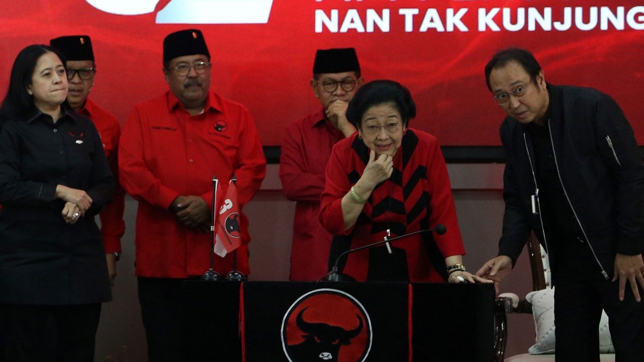 Ketua Umum PDI Perjuangan (PDIP) Megawati Soekarnoputri bersama Sekjen Hasto Kristiyanto saat perayaan HUT ke-52 PDIP di Sekolah Partai, Lenteng Agung, Jumat (10/1/2025).