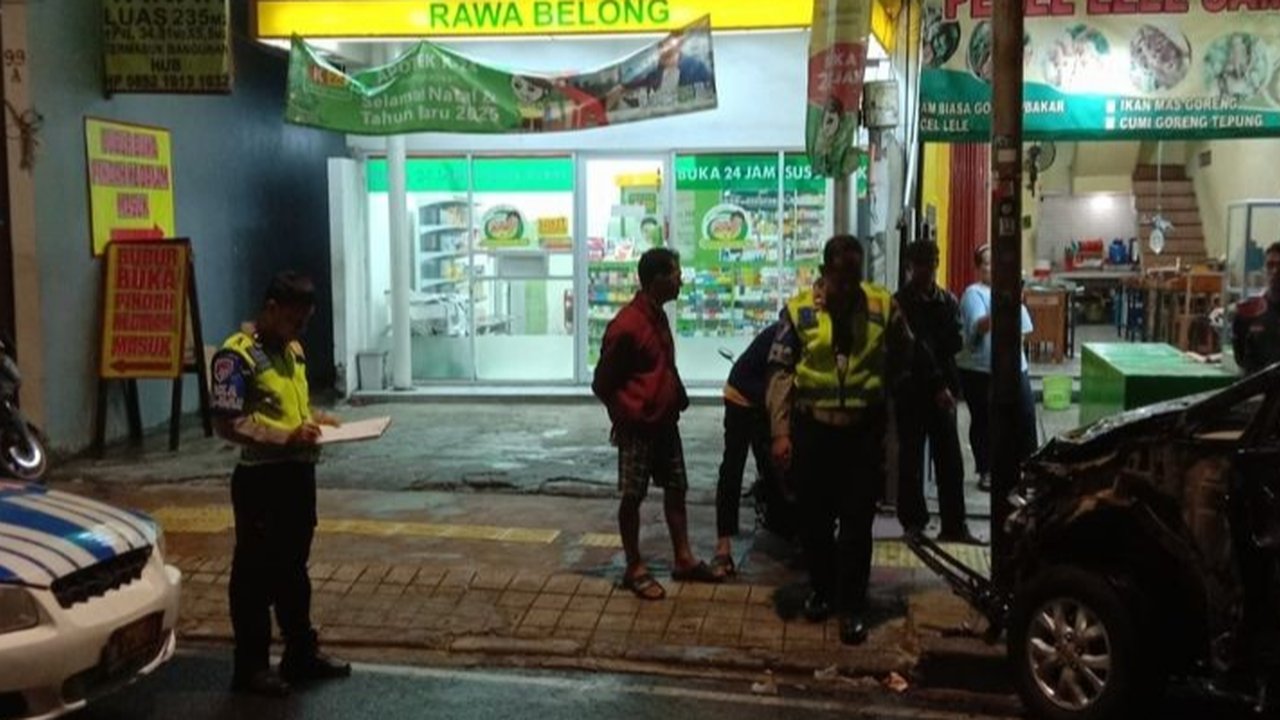 Mobil dinas TNI menabrak beberapa orang dan kendaraan di Palmerah, Jakarta Barat; beberapa korban luka-luka, pengemudi mobil dinas TNI juga terluka karena dikeroyok massa.