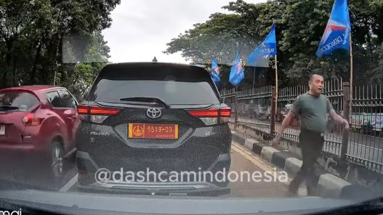 Viral Pria Diduga Prajurit Cekcok dengan Pengendara