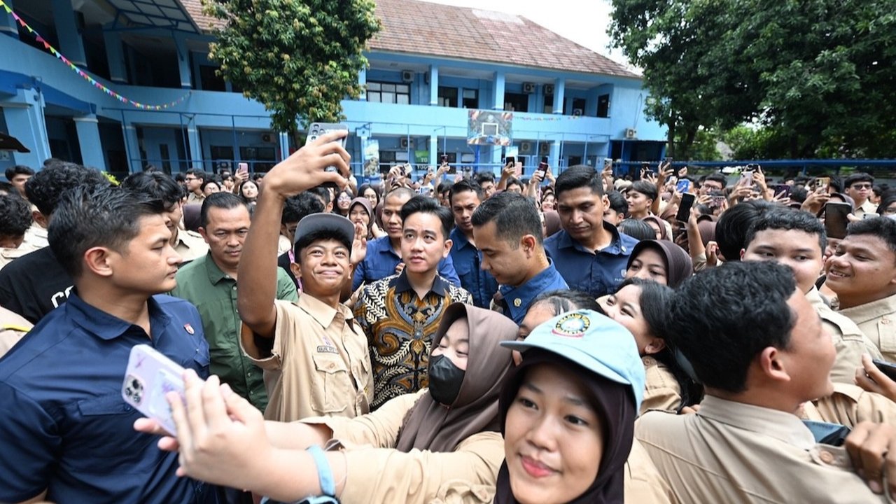 Gibran Tinjau Makan Bergizi Gratis di SMP Hang Tuah 2