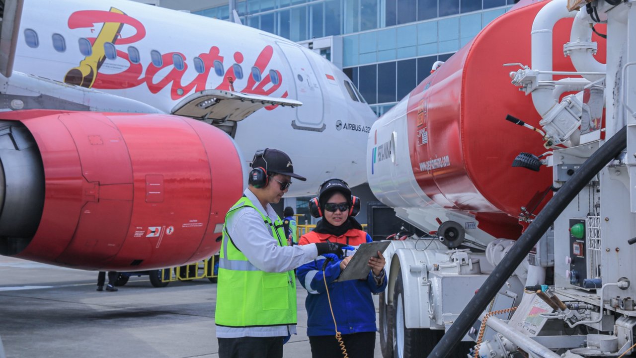Aktivitas pengisian bahan bakar pesawat. (Dok. Pertamina)