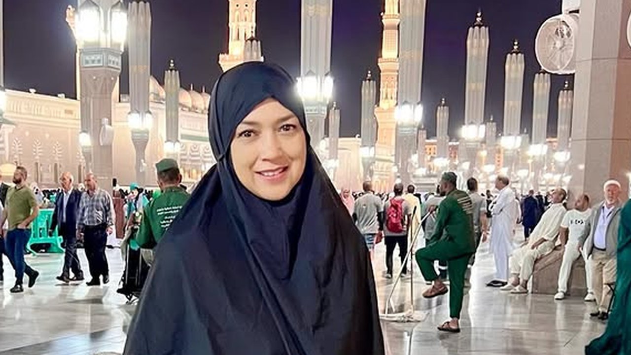 Penampilan Ira Wibowo Berhijab Saat Umrah Bikin Pangling, Ungkap Hal Istimewa Ini Ketika di Tanah Suci