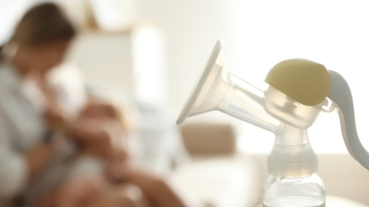 Pemberian ASI eksklusif juga harus didampingi dengan pemberian suplemen zat besi dan makanan tambahan sesuai usia. (Foto: Pexels/MART PRODUCTION)